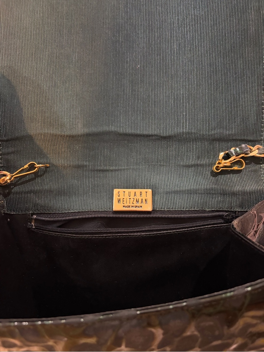 Stuart Weitzman green croc embossed crossbody with gold tone chain hardware - Picture 5 of 6